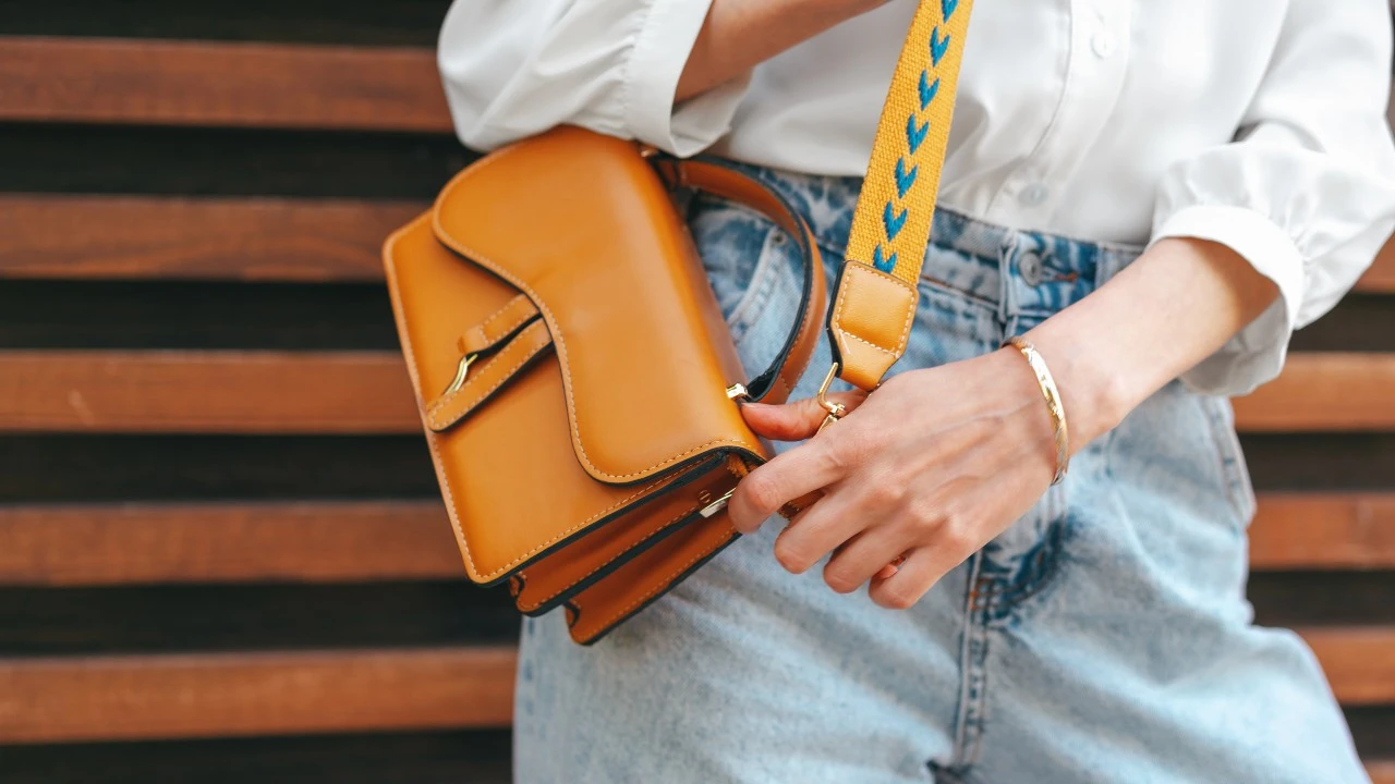 How to carry a handbag crossbody? Follow me to see how I