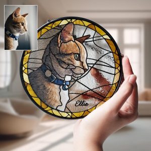 Custom pet portrait from photo suncatcher on circle glass with beautiful stained glass effect. Ideal as a gift for pet lovers, a pet memorial gift or just a beautiful indoor decor with your beloved furry friend. Two dimensions available 6 or 7.8 inch
